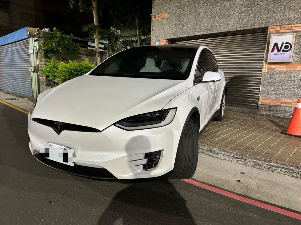 Tesla Model X Long Rage Raven